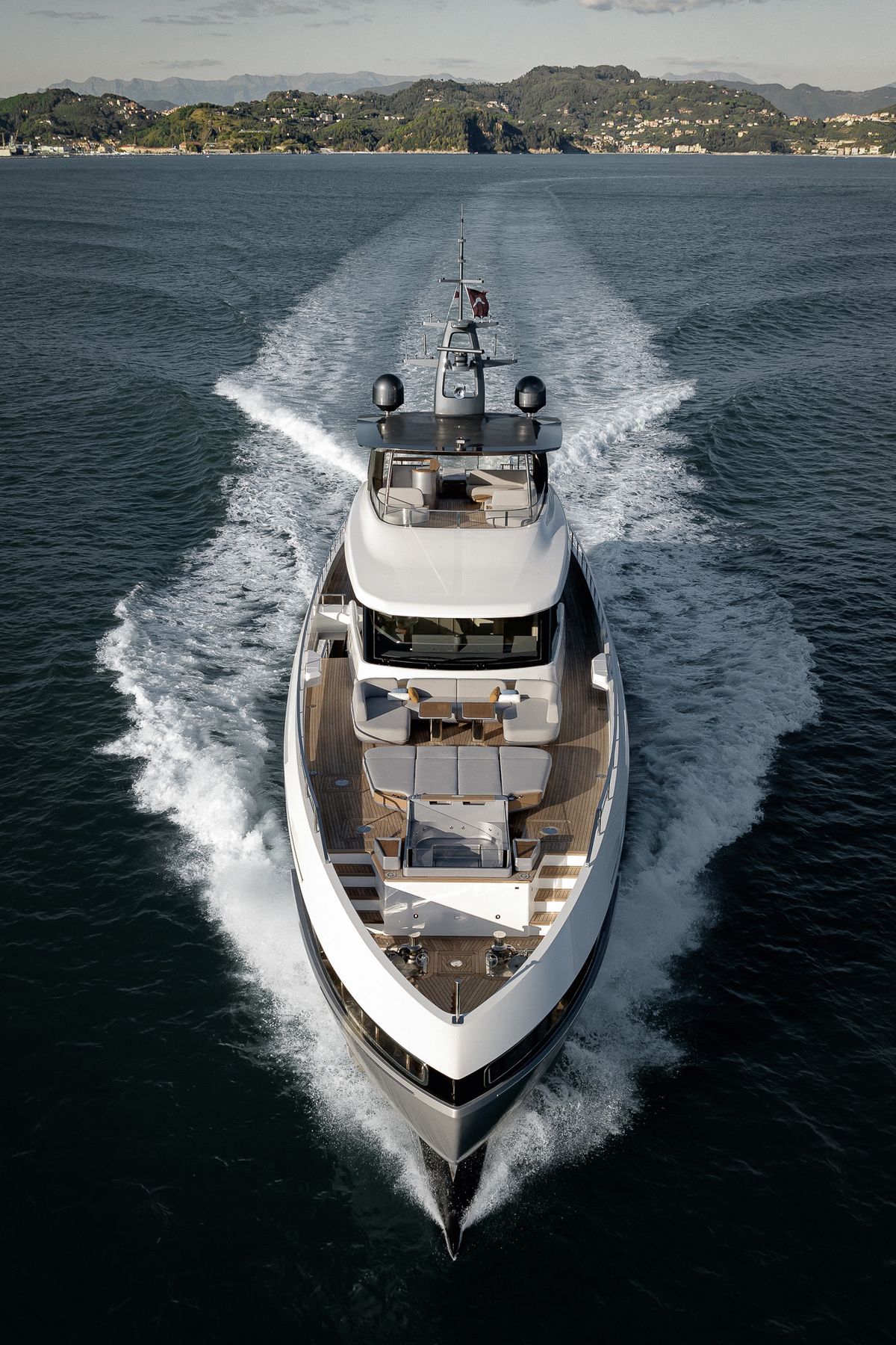 Yacht in navigazione nel Golfo dei Poeti — la rete Mydo di professionisti nautici